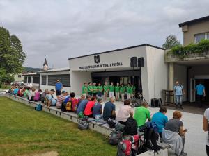 3. Pozdravni nagovor predsednika TD Jožeta Barbota s kulturnim programom na startu pohoda v Mirni Peči.